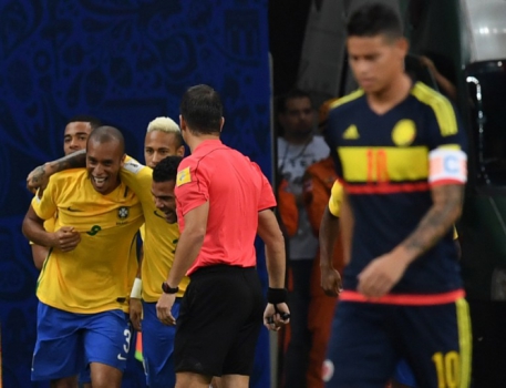 Quem também brilhou foi Miranda, que abriu o caminho para o triunfo canarinho