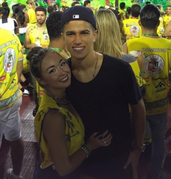 Vitor Bueno e namorada