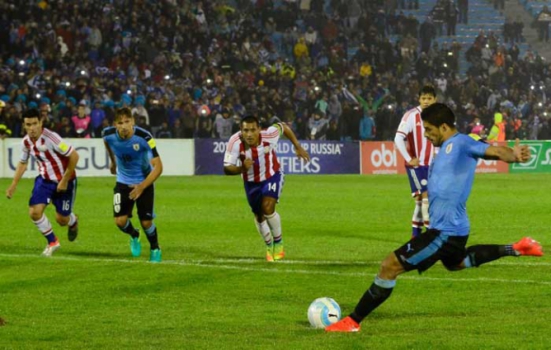 O Uruguai, comandado por Suárez, goleou o Paraguai e assumiu a liderança das Eliminatórias
