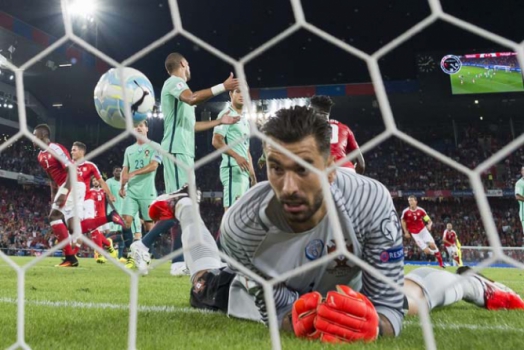 Campeão da Eurocopa, Portugal estreou com derrota de 2 a 0 para a Suíça