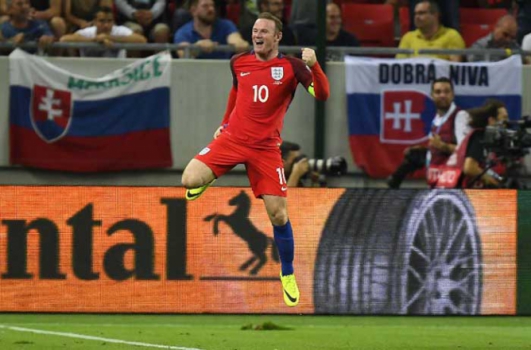 Rooney vibra com a vitória de 1 a 0 da Inglaterra sobre a Eslováquia