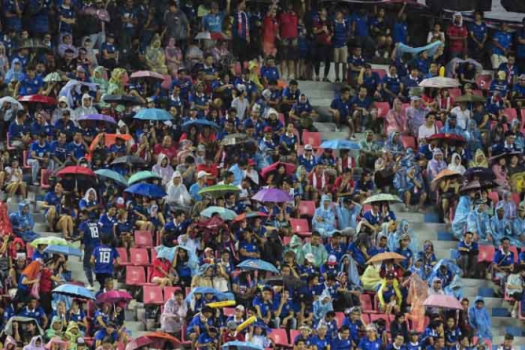 Para ver a derrota da Tailândia, a torcida teve que superar a chuva que castigou Bangkok