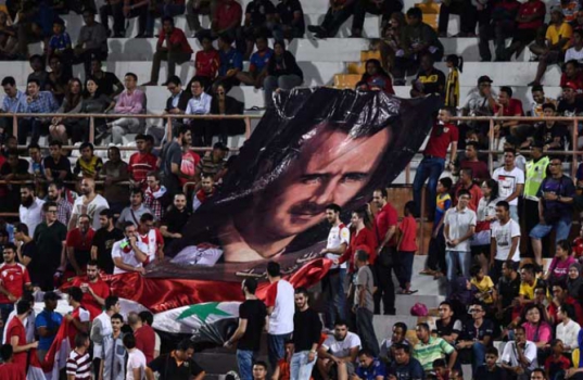 Sírios aproveitaram jogo contra a Coréia para fazerem protesto político, exibindo foto do presidente Bashar al-Assad
