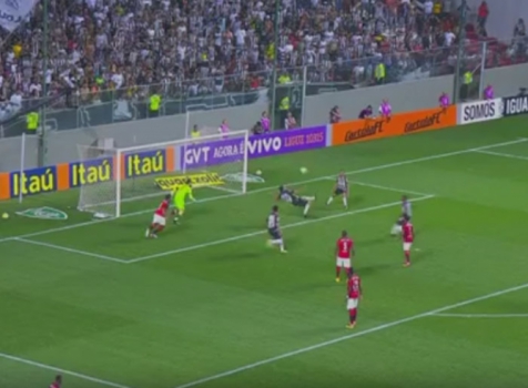 Vai, vai... não foi! Fred e Robinho vão para lista de gols claros perdidos