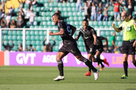 Após primeiro gol pelo Figueirense, Lins reencontrará adversário da estreia
