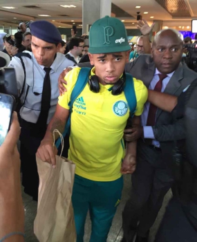 Gabriel Jesus tem lesão na coxa e deve ser desfalque contra o Flamengo