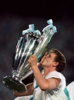 1993: Franck Sauzée beija a taça ganha pelo Olympique de Marselha ao bater o Milan por 1 a 0. Time italiano ganharia a taça na Justiça semanas depois