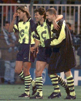 1997: Borussia Dortmund comemora o título após bater a Juventus na final por 3 a 1