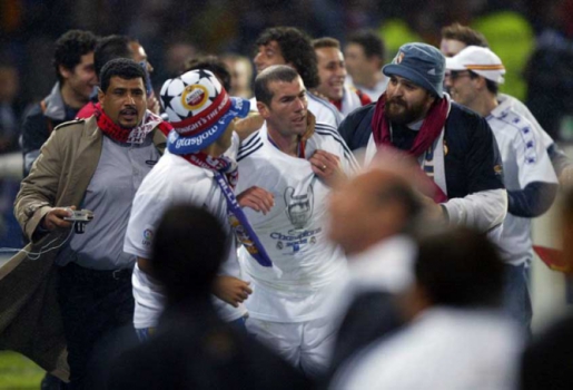 2002: Zidane é ovacionado pelos torcedores após Real madrid bater Bayer Leverkusen por 2 a 1 na final