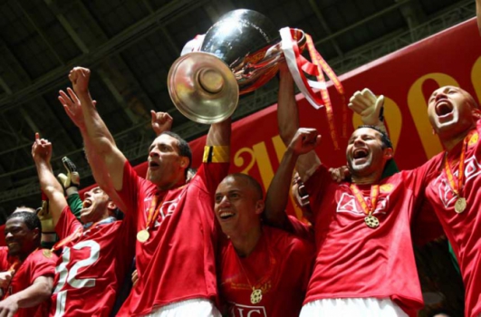 2008: Manchester United, nos pênaltis, bate o Chelsea em uma final para inglês ver