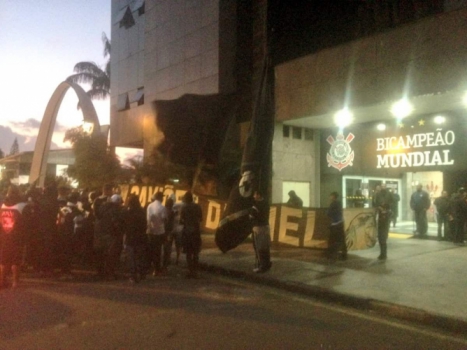 'Fora todo mundo': Torcida do Timão faz protesto antes de partida decisiva