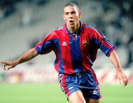 Em 1997, pelo Barcelona, Ronaldo se envolveu em um polêmica ao brigar com o então presidente Josep Lluis Núñez por conta de reajuste salarial