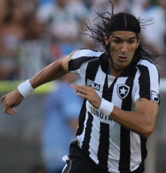 Cigano da bola, o artilheiro uruguaio Loco Abreu recorda seus áureos tempos de Botafogo atuando pelo modesto Santa Tecla, de El Salvador
