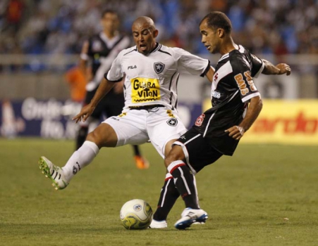 O volante uruguaio Arevalo Ríos defende sem muito destaque o Botafogo em 2011. Defende o Atlas, do México