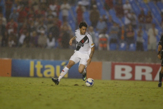 O meia chileno Pinilla teve passagem apagada pelo Vasco. Hoje joga na Atalanta, da Itália