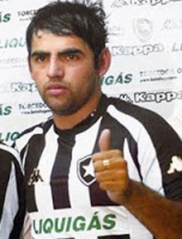 Fora de forma, Escalada mal jogou pelo Botafogo em 2008. Hoje defende o Universidad Católica do Chile