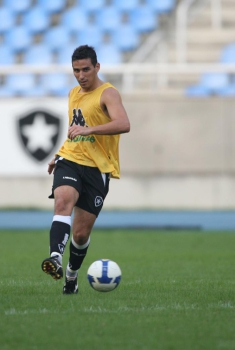 O zagueiro Ferrero, ex-Botafogo, defende o San Martin, da Argentina