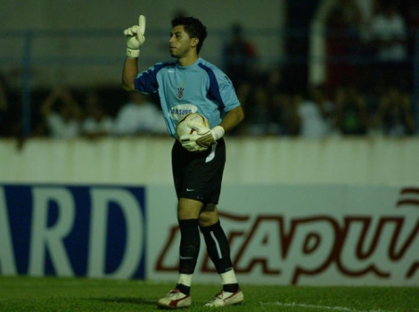 O goleiro chileno Johnny Herrera não foi bem no Corinthians e vive má fase na Universidad do Chile