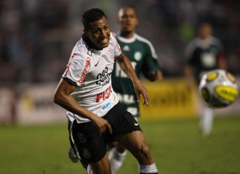 O atacante peruano Cachito Ramírez perambulou por Corinthians, Ponte Preta e Botafogo. Defende o Alianza Lima