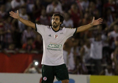 Ídolo no Palmeiras, Valdivia defende o Al Wahda, dos Emirados Árabes Unidos