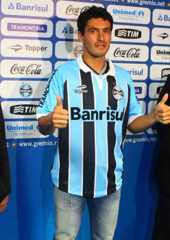 Volante paraguaio Cristian Riveros, ex-Grêmio, joga no Olimpia