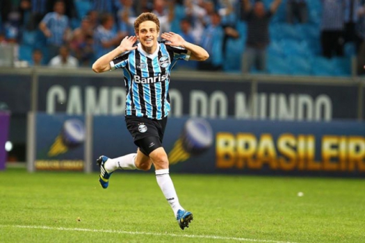 Meia Maxi Rodrígues defendeu Grêmio e Vasco, mas hoje joga no Peñarol, do Uruguai