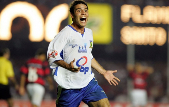 2004 - Élvis ajudou o Santo André ao calor o Maracanã na decisão contra o Flamengo