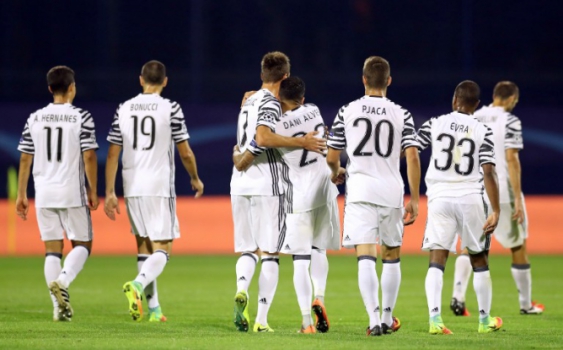 Hernanes e outros comemoram - DÃnamo de Zagreb x Juventus