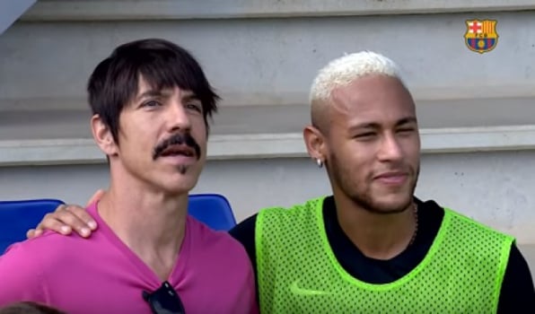 Anthony Kiedis, vocalista da banda Red Hot Chili Peppers tieta Neymar em treino