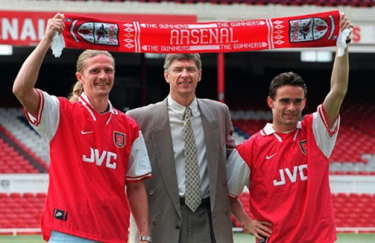 Arsène Wenger - 1997 - Com Overmars e Petit
