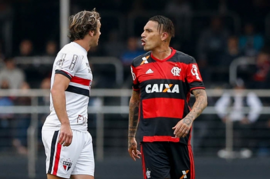 São Paulo 0x0 Flamengo - cena de Lugano com Guerrero discutindo