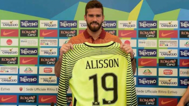 Alisson com a camisa da Roma