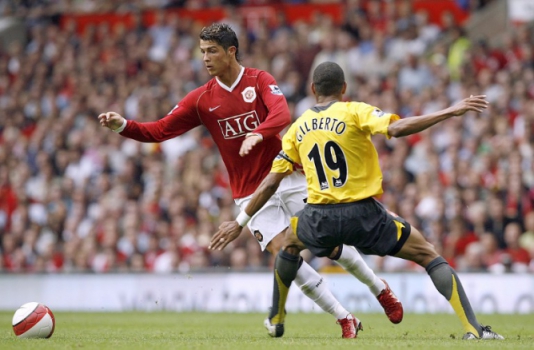 Gilberto Silva - Contra o Manchester United (CR7) - 2006