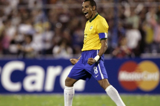 Gilberto Silva, capitão, converte pênalti na Copa América 2007