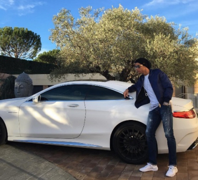Volta e meia ele posa ao lado de algum carro de luxo