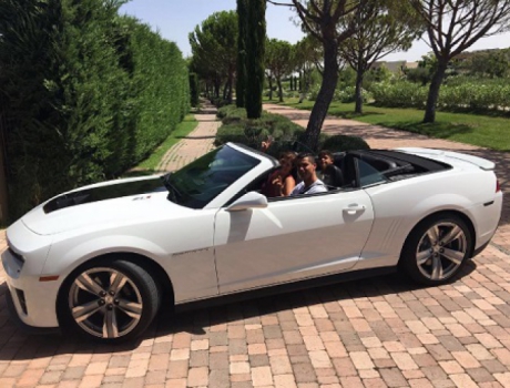 CR7 sempre leva a família para passear nos seus carros