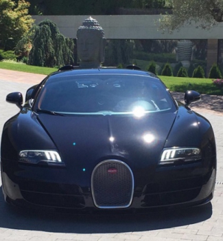 Nas redes sociais, o craque sempre exibe suas aquisições como este Bugatti Veryon