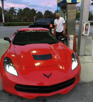 Em Miami, o jogador apareceu dirigindo uma Ferrari