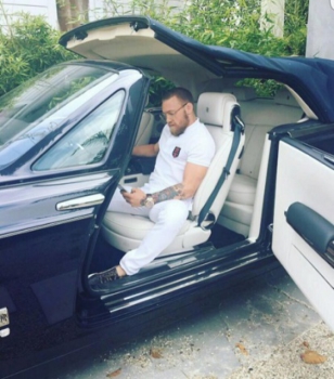 O lutador Conor McGregor é outro que gosta de exibir seus carros