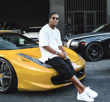 Ronaldinho posa ao lado de carrão