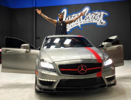 O jogador de Futebol Americano, Odell Beckham Jr também já tirou onda ao lado de carro caro