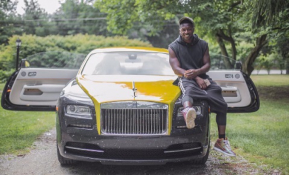 Outro jogador da NFL, Antonio Brown exibe carrão