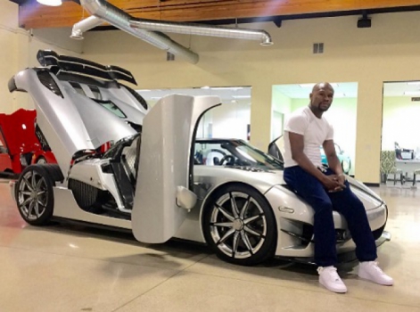 O boxeador Floyd Mayweather é pura ostentação na internet. E posou com carro de 4,8 milhões de dólares.