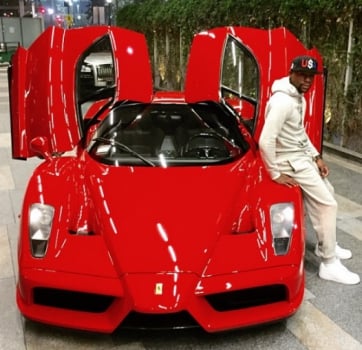 Floyd já exibiu sua Ferrari também.