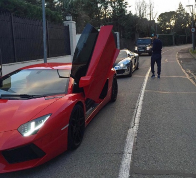 Benzema exibe carros de luxo