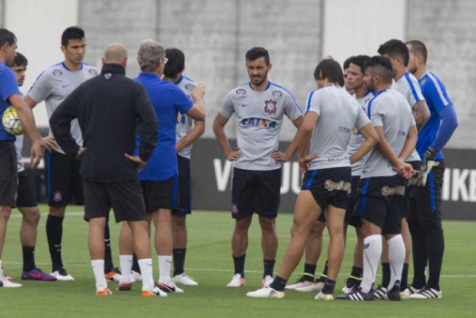 Oswaldo mantém Marlone no banco e muda meio para proteger a defesa