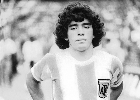 Em 1977, fez sua estreia pela seleção argentina. Não foi convocado para a Copa do ano seguinte