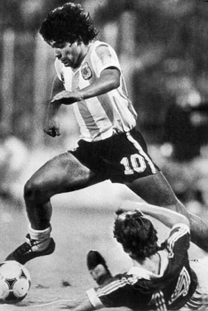 Foi titular nos cinco jogos da Argentina naquele Mundial e fez dois gols