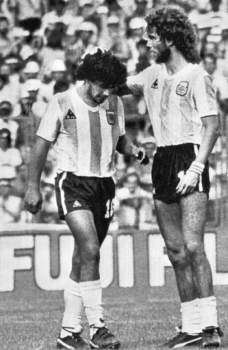 Maradona é consolado por Tarantini após ser expulso no jogo contra o Brasil
