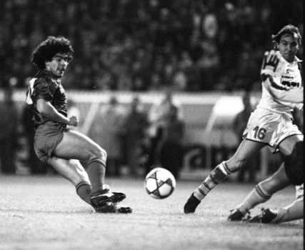 Ainda em 1982, foi vendido para o Barcelona na então maior transferência da história